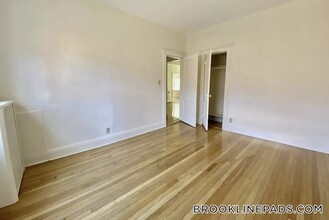 14 Alton Pl, Unit 3 in Brookline, MA - Foto de edificio - Building Photo