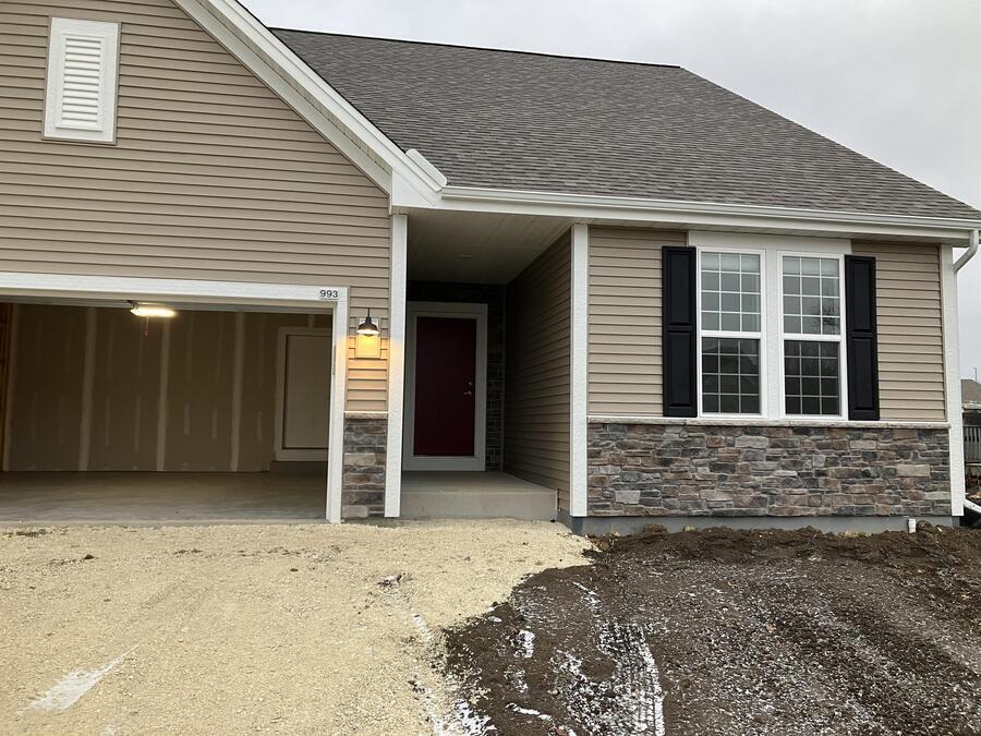 993 Cascade Cir in Hartford, WI - Building Photo