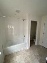 7702 Leeds Castle Ln in New Kent, VA - Foto de edificio - Building Photo