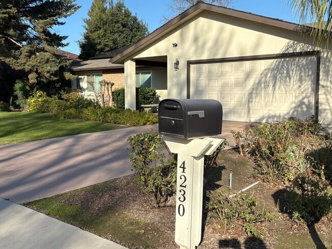4230 W Grove Ct in Visalia, CA - Building Photo - Building Photo
