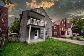 18405 Newell Rd in Shaker Heights, OH - Foto de edificio - Building Photo