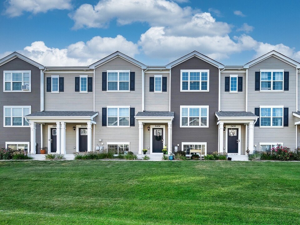 2424 Alison Ave in Pingree Grove, IL - Building Photo