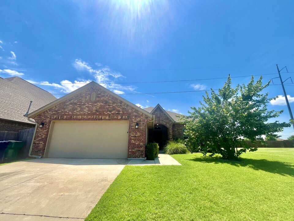 2408 NW 193rd St in Edmond, OK - Building Photo