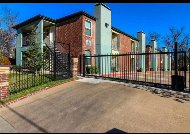 Monarch Place Apartments in Dallas, TX - Building Photo