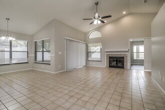 1086 Manigan Ave in Oviedo, FL - Foto de edificio - Building Photo