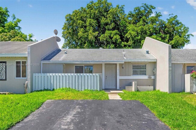 10366 SW 208th Ln in Cutler Bay, FL - Building Photo - Building Photo