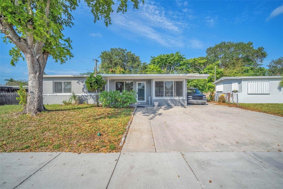 3930 SW 32nd Blvd in West Park, FL - Building Photo