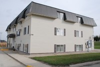 702-704 Nicc Dr in Calmar, IA - Building Photo - Building Photo