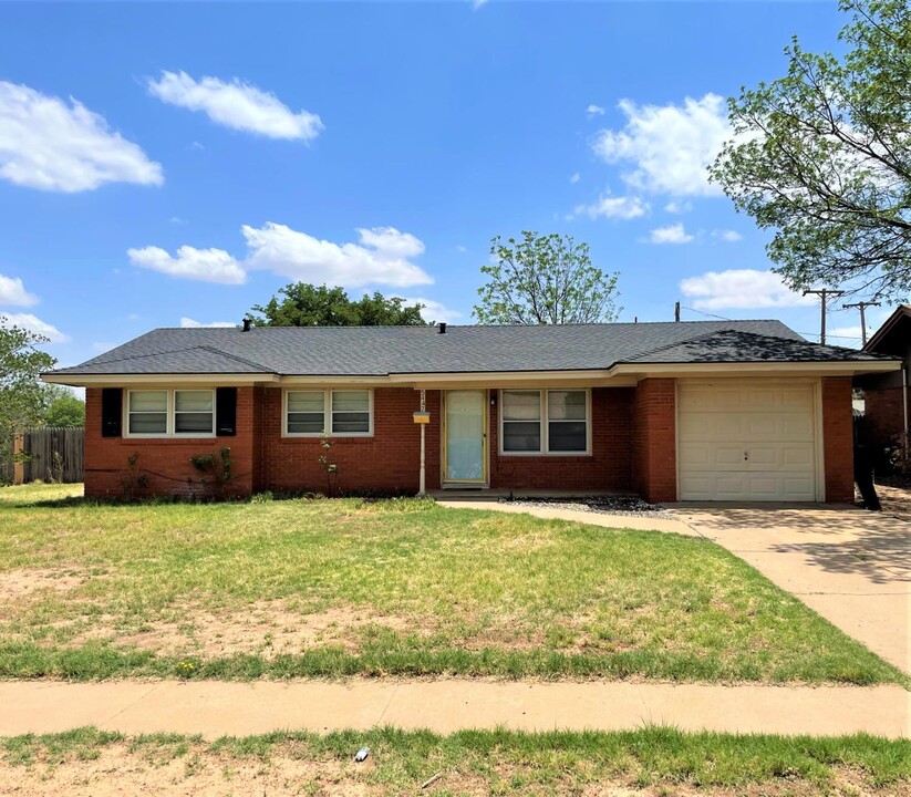 5447 6th Pl in Lubbock, TX - Building Photo