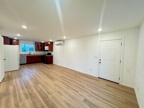 1880 Phillips Ln in Antioch, CA - Foto de edificio - Building Photo