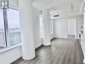 8 Wellesley St W in Toronto, ON - Building Photo - Building Photo