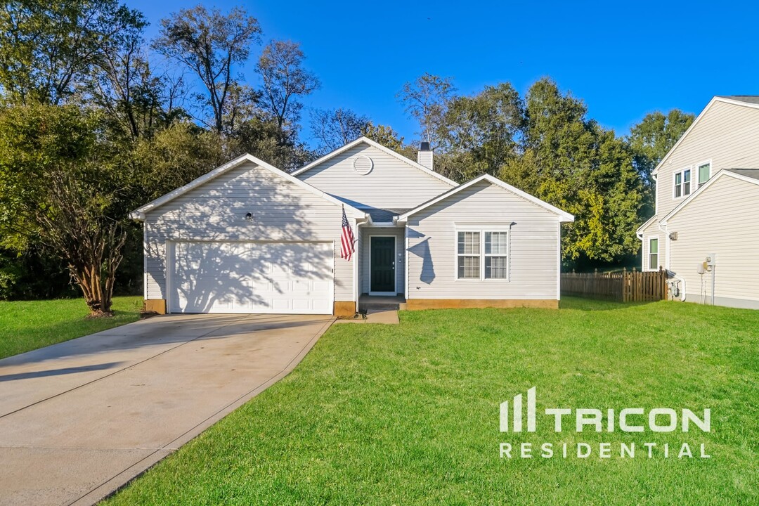 2020 Chapel Creek Rd in Concord, NC - Foto de edificio