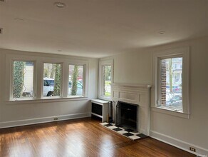 16 Oakwood Rd in Huntington, NY - Building Photo - Building Photo
