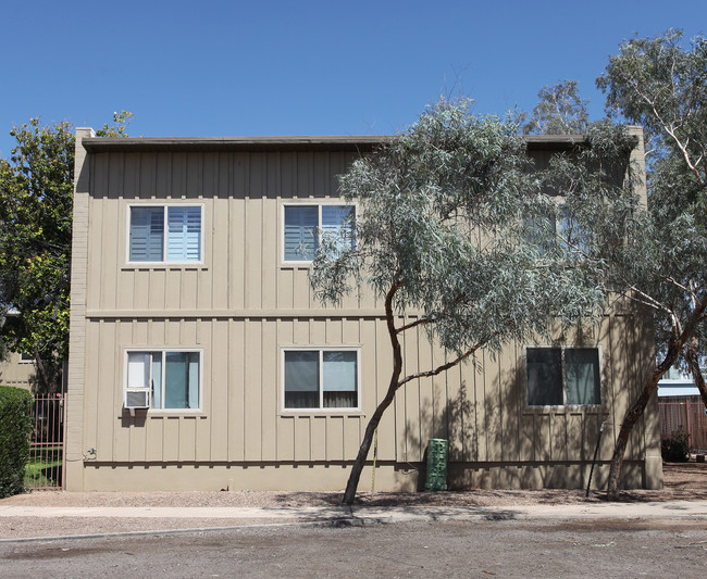 Royal Alvernon Apartments in Tucson, AZ - Building Photo - Building Photo