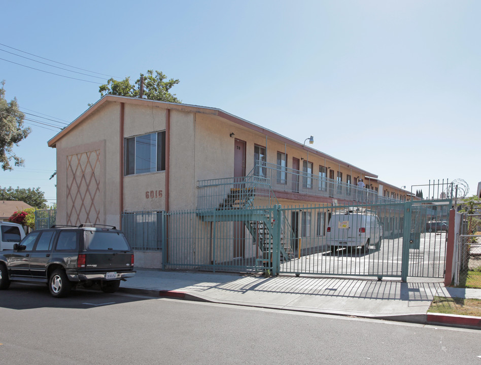 Eagle Apartments in Huntington Park, CA - Building Photo