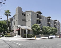Vanowen Square Apartments in North Hollywood, CA - Building Photo