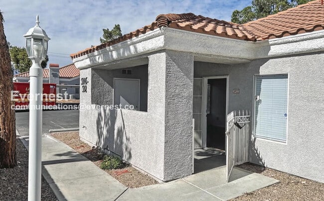 5922 W Vegas Dr, Unit 02-308 in Las Vegas, NV - Foto de edificio - Building Photo