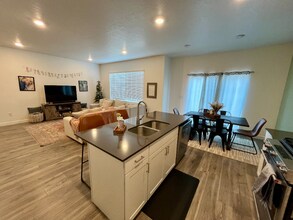 803 S Brubaker Way in Santaquin, UT - Foto de edificio - Building Photo