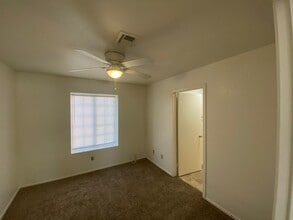155 Spinnaker Dr in Henderson, NV - Building Photo - Building Photo