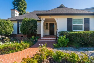 4064 Woodcliff Rd in Los Angeles, CA - Building Photo - Building Photo