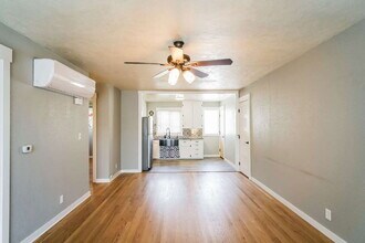 8127 NE Beech St in Portland, OR - Building Photo - Building Photo