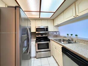 8811 SW 123rd Ct in Miami, FL - Foto de edificio - Building Photo