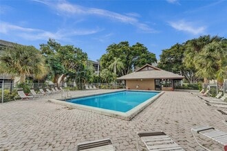 9440 Poinciana Pl in Davie, FL - Foto de edificio - Building Photo