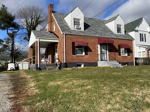 1013 Hershberger Rd NW in Roanoke, VA - Building Photo - Building Photo