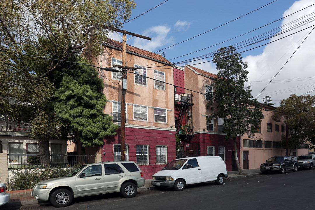 2109 Estrella Ave in Los Angeles, CA - Building Photo