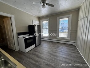 73 Mt Pleasant Ave, Unit 2 in Skowhegan, ME - Foto de edificio - Building Photo