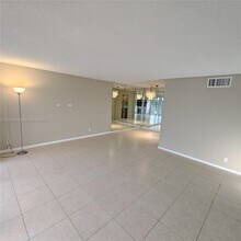 7051 Environ Blvd in Lauderhill, FL - Foto de edificio - Building Photo