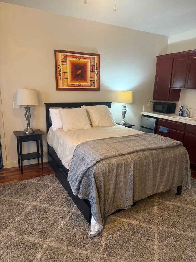 201 Shrike Cir, Unit Efficiency-Studio in Sacramento, CA - Building Photo - Building Photo
