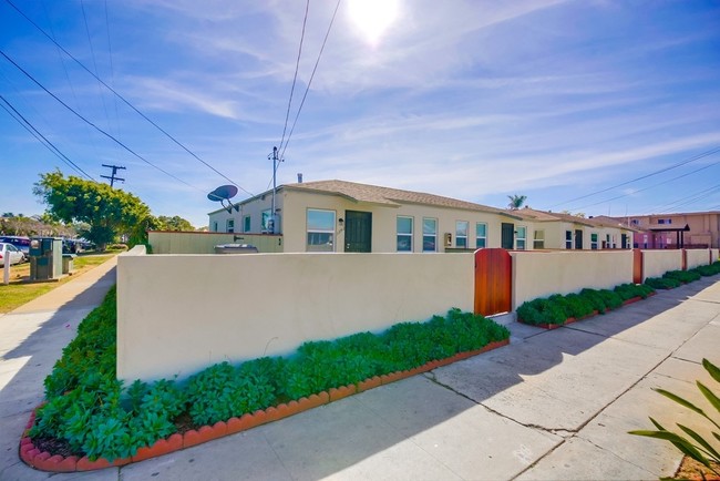 National City Fourplex in National City, CA - Foto de edificio - Building Photo