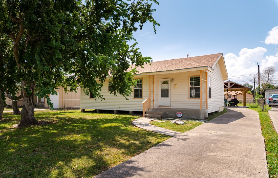 3317 Olsen Dr in Corpus Christi, TX - Foto de edificio
