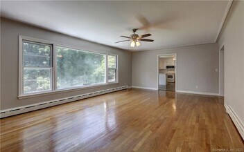 32 Koger Rd in Trumbull, CT - Building Photo - Building Photo