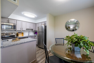 Woodmere Trace Apartment Homes in Norfolk, VA - Building Photo - Interior Photo