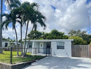 3610 SW 46th Ave in West Park, FL - Building Photo - Building Photo