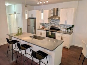 645 Kingsbury Ave in Winnipeg, MB - Building Photo - Building Photo