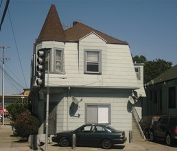 3300 San Leandro St in Oakland, CA - Building Photo - Building Photo