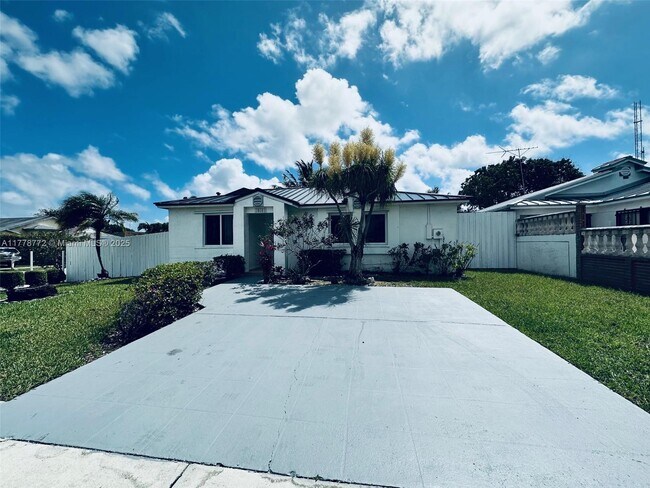 18501 SW 115th Ave in Miami, FL - Building Photo - Building Photo