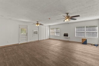 8206 Sunflower Dr in Silsbee, TX - Building Photo - Building Photo