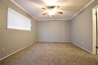 2027 Meadfoot Rd in Carrollton, TX - Foto de edificio - Building Photo