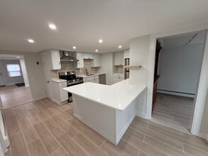 4 Evergreen Ave in Wilton, CT - Building Photo - Building Photo