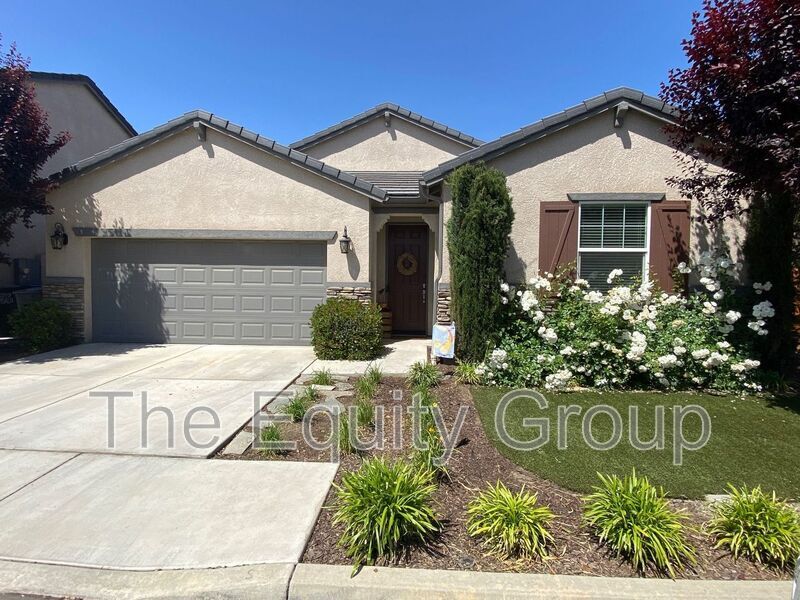 3055 N Memory St in Visalia, CA - Foto de edificio