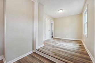 1435 Lanvale Dr SW in Atlanta, GA - Foto de edificio - Building Photo