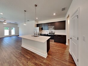 1105 Walden Pond Dr in Plant City, FL - Building Photo - Building Photo