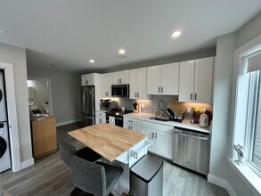 206 Old Colony Ave, Unit 301 in Boston, MA - Building Photo - Building Photo