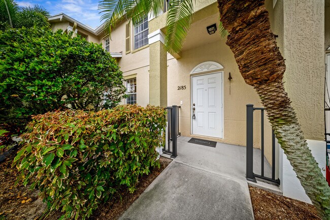 2185 SE Grand Dr in Port St. Lucie, FL - Foto de edificio - Building Photo