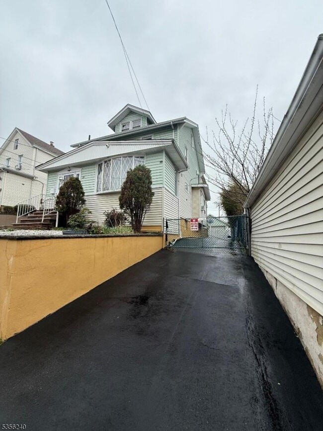 25 Hammond Ave in Clifton, NJ - Building Photo - Building Photo