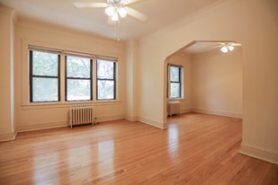 2035 W Wellington Ave in Chicago, IL - Building Photo